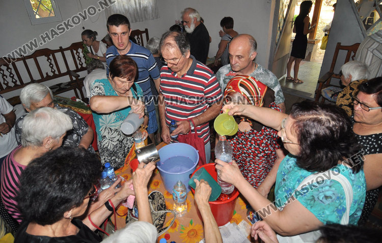 Старица се моли за бежанците в трафопост, превърнат в параклис