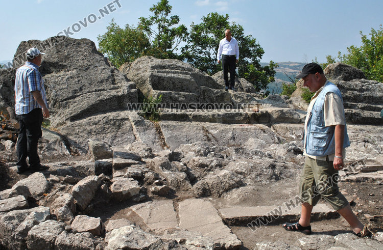 Проф. Овчаров: Край Баните е имало тракийски храм на слънцето
