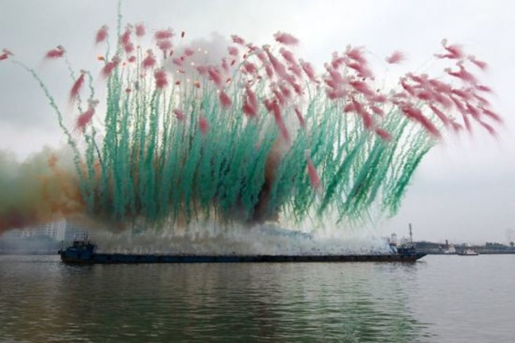 Фойерверки, каквито не сте виждали и звезди посред бял ден (видео)