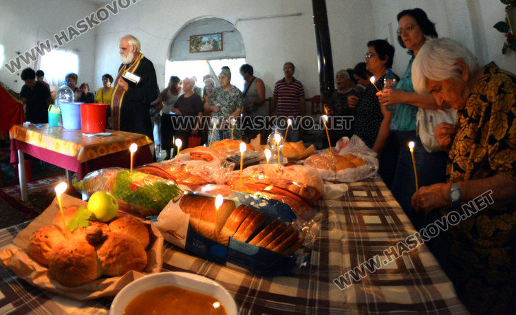 Старица се моли за бежанците в трафопост, превърнат в параклис