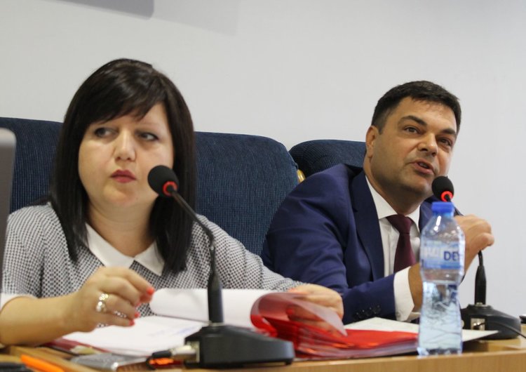 Председателят на ОбС Гергана Кръстева няколко пъти въвежда ред в залата