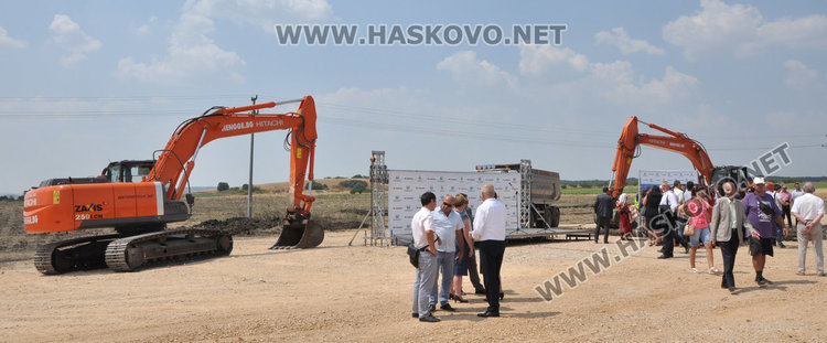 Министър счупи лопата при първата копка на „Язаки“, било на хубаво