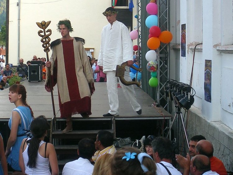 Орфей слиза в ада край Триград,за поредна година селото съчетава народен празник с древни легенди