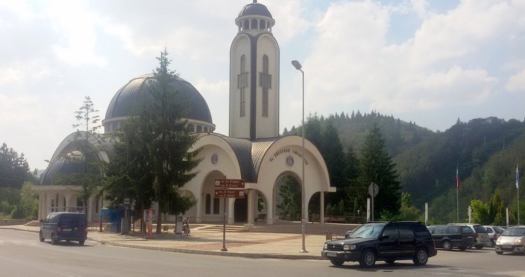 Почистиха и измиха района около църквата "Свети Висарион Смоленски" за храмовия празник