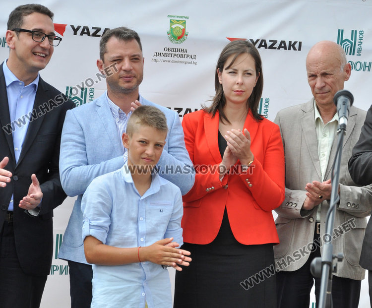 Стамен Янев, шеф на БАИ /вляво/ и депутата Делян Добрев, който доведе на церемонията и големия си син