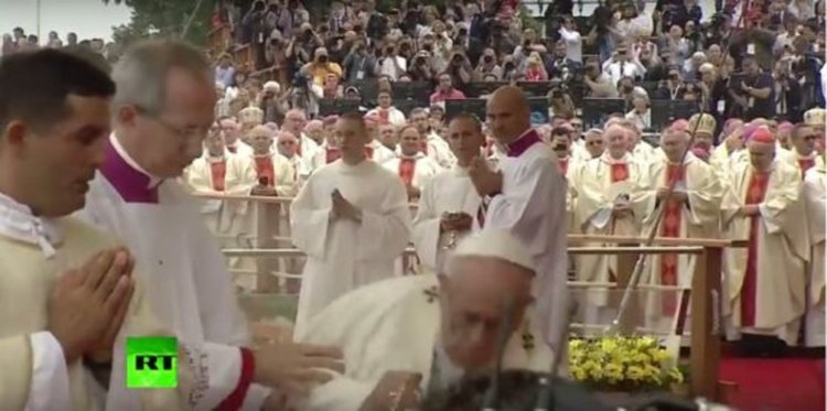 Папата се препъна по време на служба в Полша (видео)