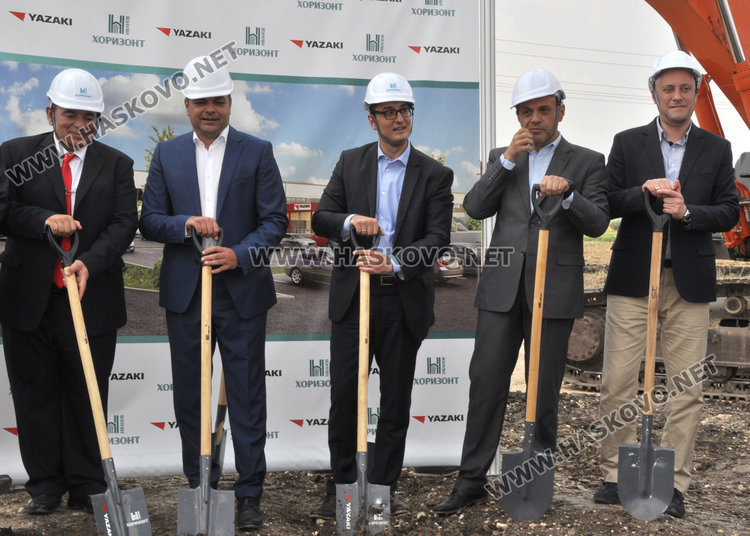 Министър счупи лопата при първата копка на „Язаки“, било на хубаво