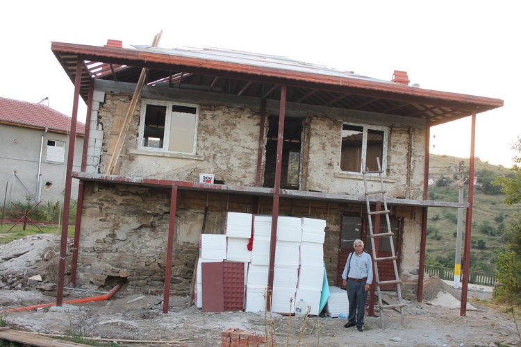 Зет от Миладиново изгражда къща с желязна конструкция в Богатино