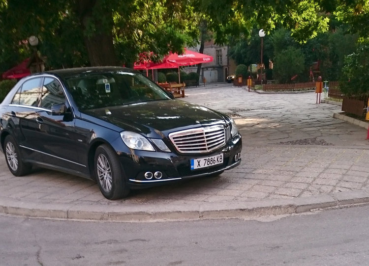 Тузарски Мерцедес като на паркинг насред алея в парк