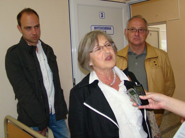 Дафина Пфиртер със семейството си при едно от даренията за МБАЛ "Св.Екатерина"