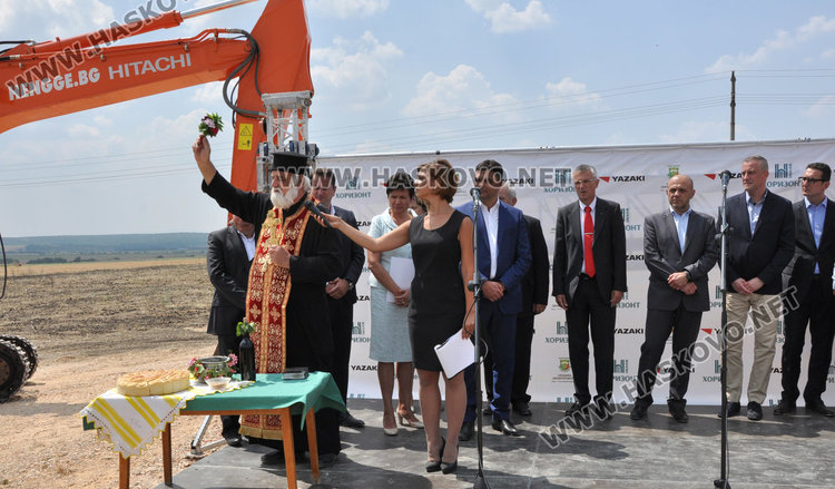 Министър счупи лопата при първата копка на „Язаки“, било на хубаво