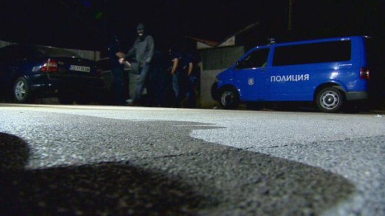 Полицаи били задържани в спецоперация до западната граница