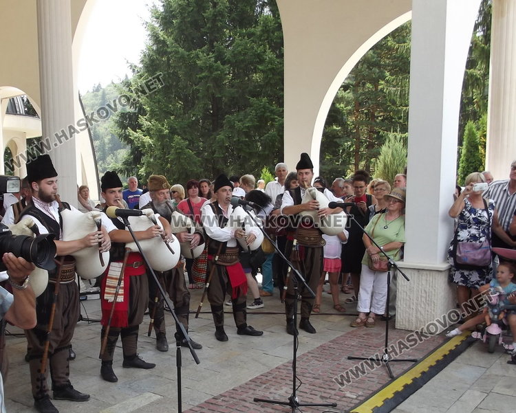 Владици и свещеници от Пловдив и Смолян отслужиха тържествена литургия в "Свети Висарион Смоленски"