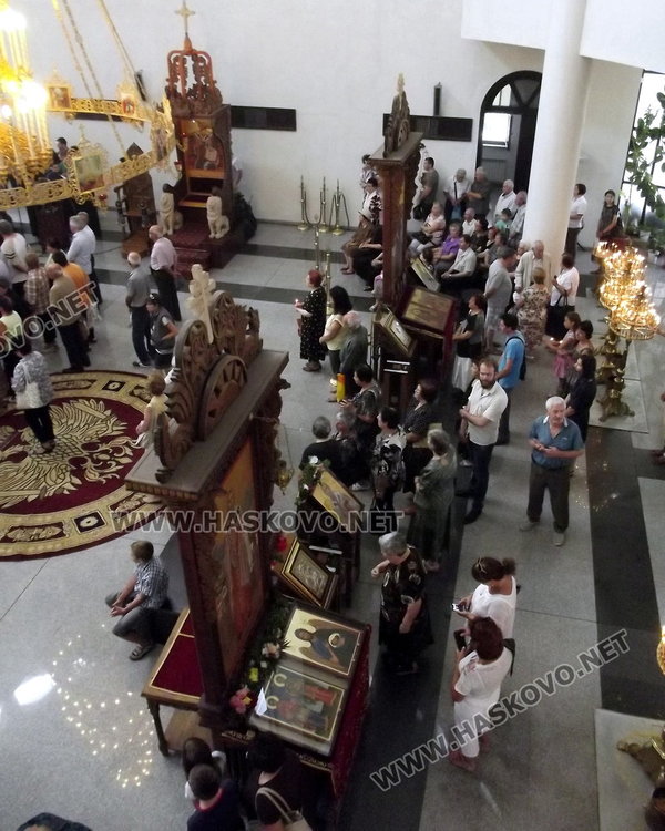 Владици и свещеници от Пловдив и Смолян отслужиха тържествена литургия в "Свети Висарион Смоленски"