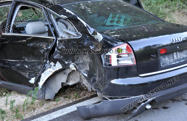 Ауди А6 уби на място две деца с мотопед на пътя през Кенана