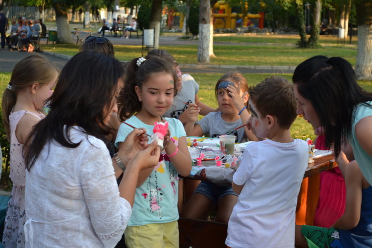 Децата на Момчилград рисуват  върху  асфалт