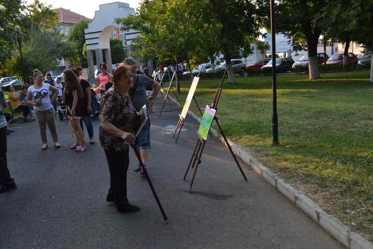 Децата на Момчилград рисуват  върху  асфалт