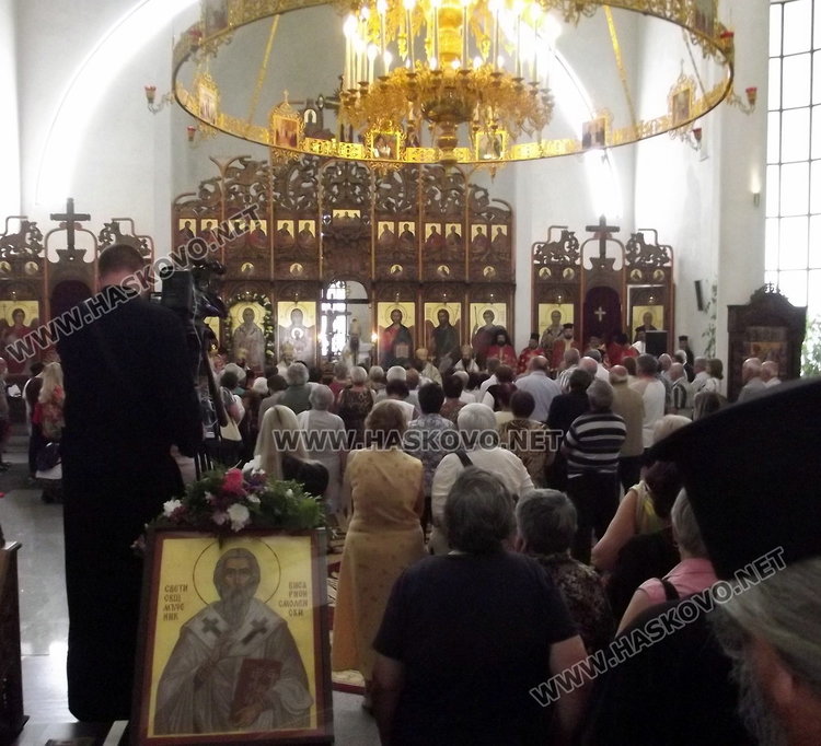 Владици и свещеници от Пловдив и Смолян отслужиха тържествена литургия в "Свети Висарион Смоленски"