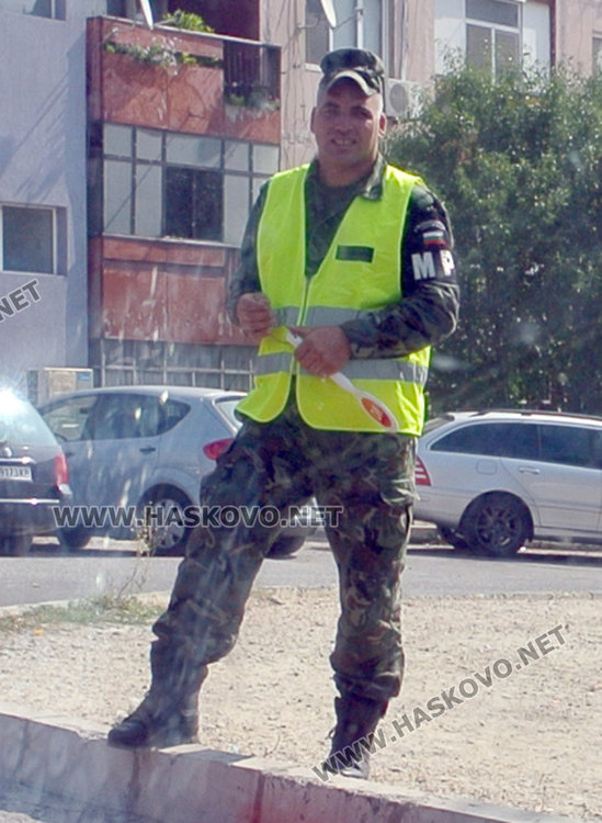 За преминаването на военните камиони тази сутрин за малко беше спряно движението по бул " В. Левски"