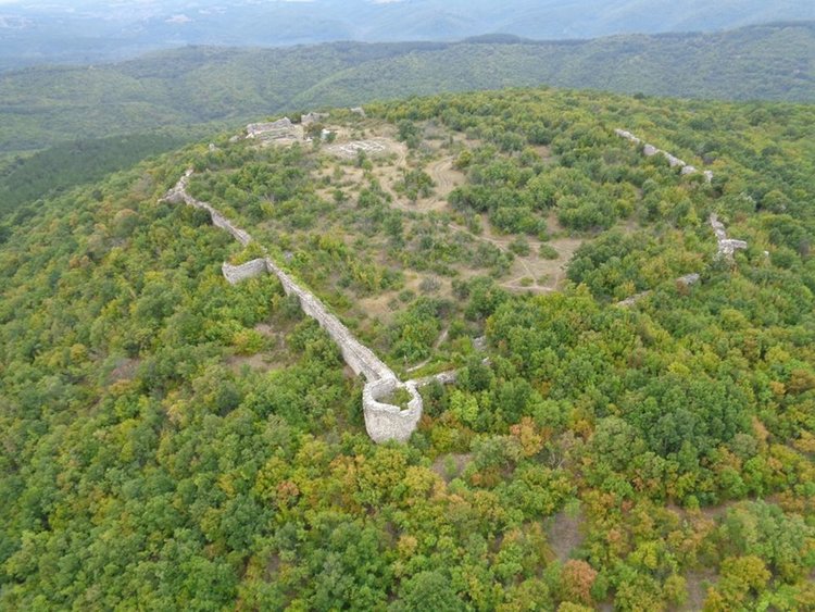 Крепостта Лютица, известна още като Мраморния град, е една от най-добре запазените по нашите ширини