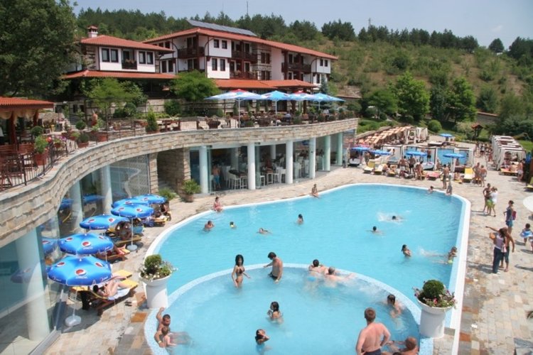 Французи и японци пълнят Главатарци