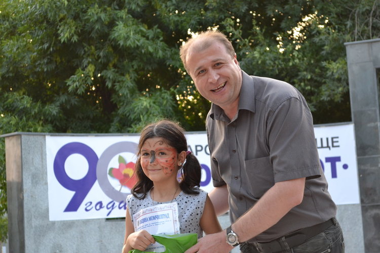 Децата на Момчилград рисуват  върху  асфалт