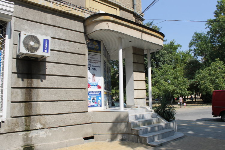 Входът към аптеката за хора с увреждание ще бъде от източната страна, е записано в докладната