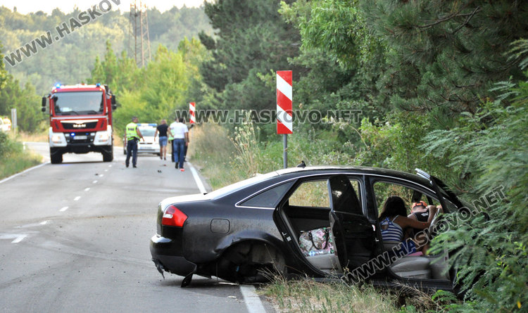 Ауди А6 уби на място две деца с мотопед на пътя през Кенана