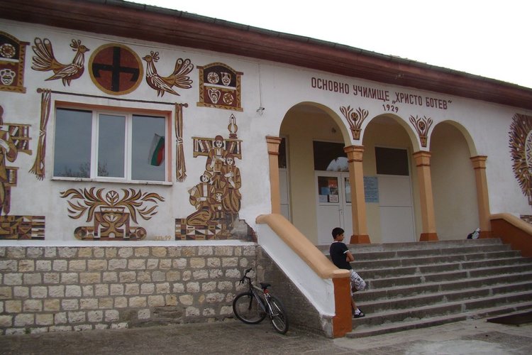 Класове с по-малък брой деца ще има и в ОУ "Христо Ботев" в село Крепост