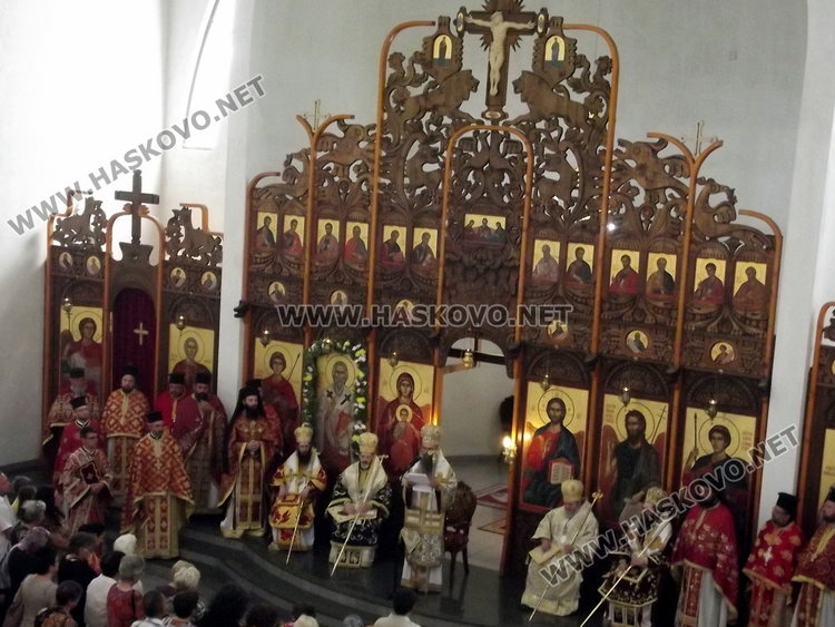 Владици и свещеници от Пловдив и Смолян отслужиха тържествена литургия в "Свети Висарион Смоленски"