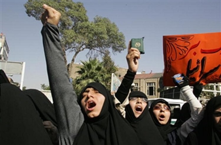 Мъжете в Иран сложиха фереджета в подкрепа на жените си