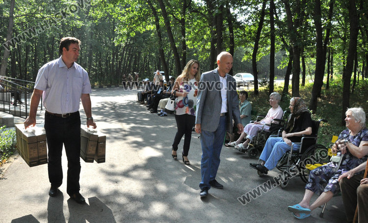 Дариха 14 телевизора на Старческия дом в Кенана, обещаха им магазинче