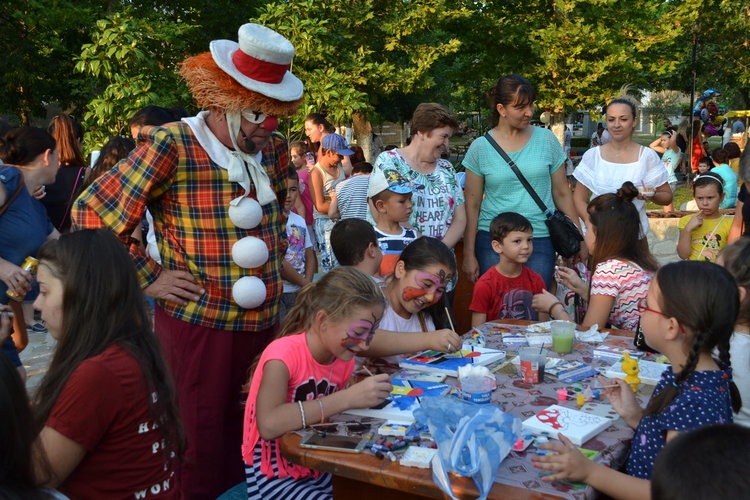 Децата на Момчилград рисуват  върху  асфалт