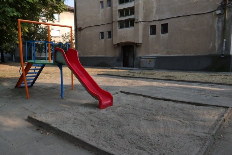 Изцяло обновена е пързалката - боядисана и с нов пясък