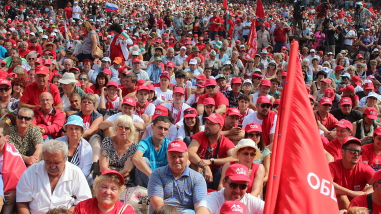 Голяма политика за малкия човек, обеща Нинова пред хиляди на Бузлуджа