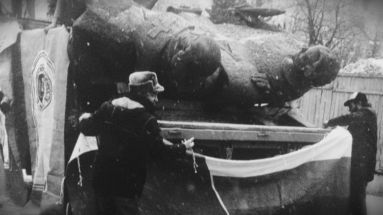 Да прекосиш полярния кръг с паметник