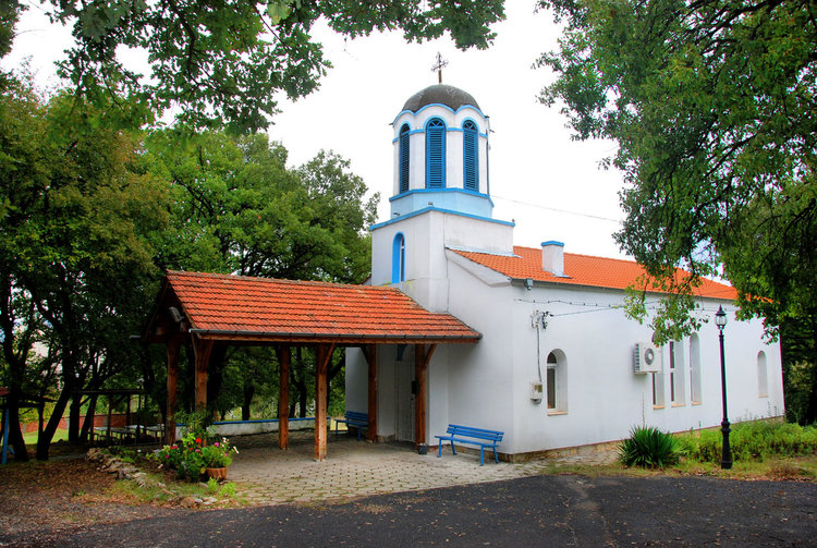 Паднал ангел лекува край параклиса в Резбарци, вярват и християни, и мюсюлмани