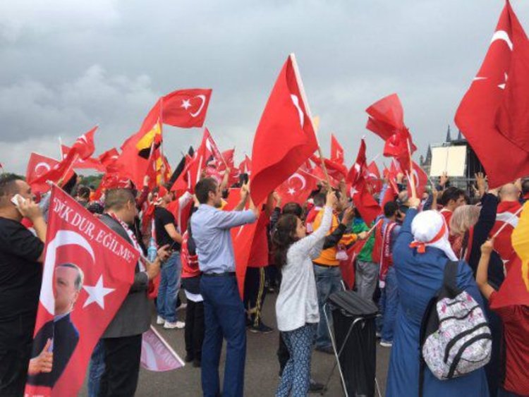 Десетки хиляди подкрепят Ердоган в Кьолн