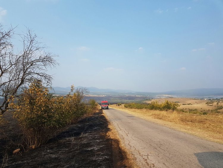 Пожарът край Маджарово обхвана 5000 дка, хеликоптер гаси стихията