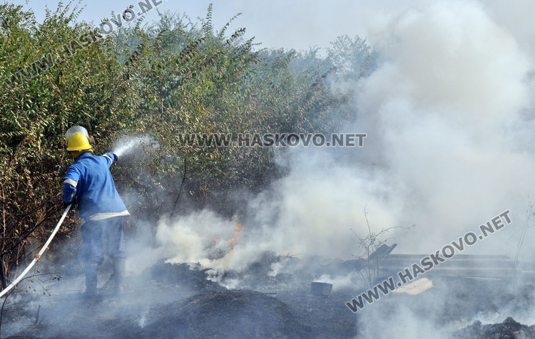 Спряха пожар на метри от гробище, балировачка подпали житен блок
