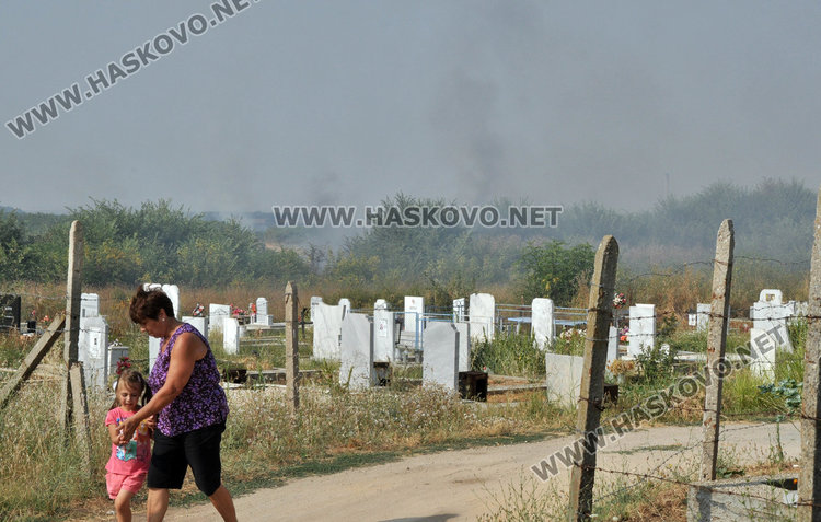 Спряха пожар на метри от гробище, балировачка подпали житен блок