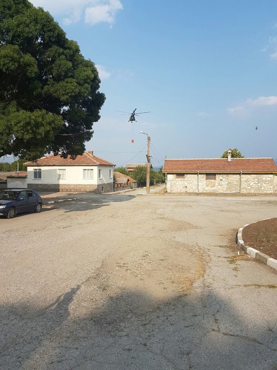 Пожарът край Маджарово обхвана 5000 дка, хеликоптер гаси стихията