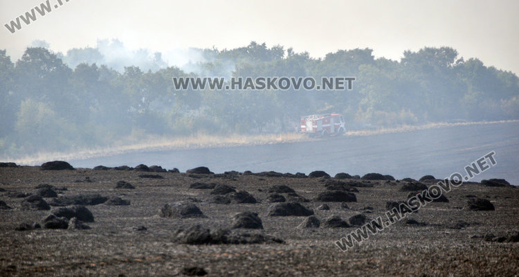 Спряха пожар на метри от гробище, балировачка подпали житен блок