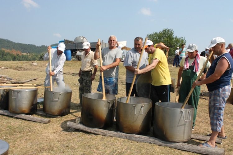 Молебен за дъжд на празника в Русалско