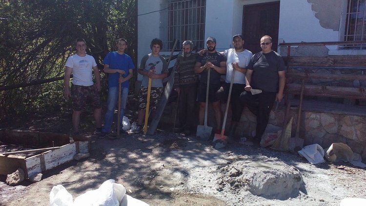 Част от младежите по време на градежа на паметната чешма в село Гела,снимка Фейсбук