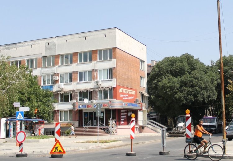 Читатели: Не се спазва ограничението за движение по ул."Р.Ролан"