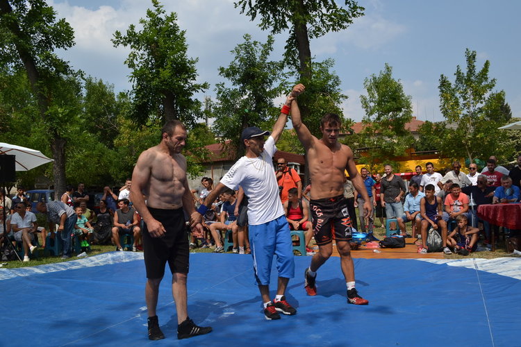 Народни борби в Момчилград, пловдивчанин спечели титлата "Баш"