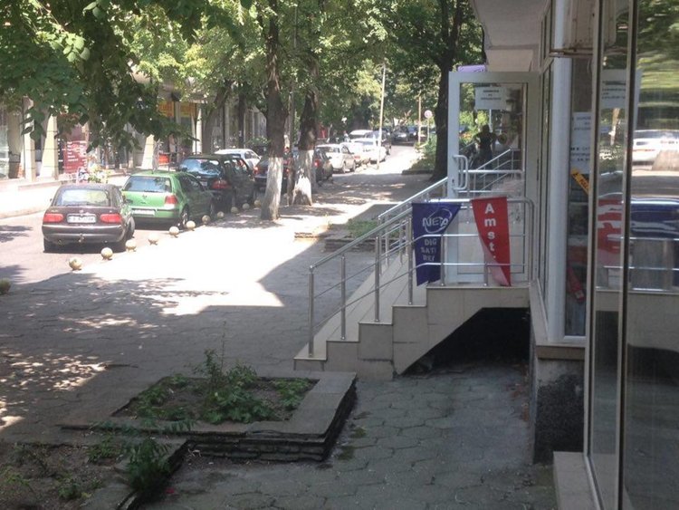 Тапи в центъра на Кърджали,дами не дават предимство