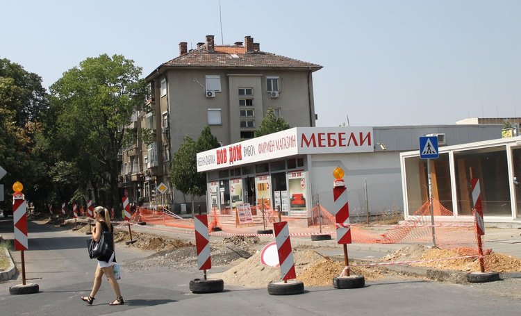 Читатели: Не се спазва ограничението за движение по ул."Р.Ролан"