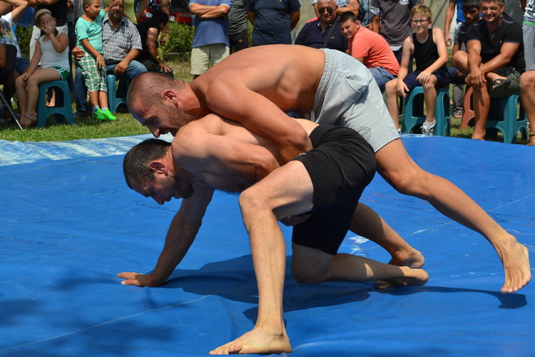 Народни борби в Момчилград, пловдивчанин спечели титлата "Баш"